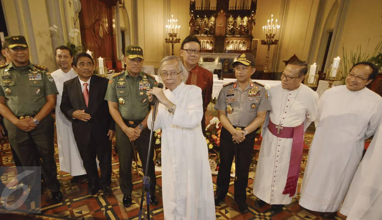 Kapolri Jendral Tito Karnavian dan Panglima TNI Gatot Nurmantyo saat meghadiri misa natal di Gereja katedral, Jakarta, Sabtu (24/12). Kedatangannya unutk mengecek keamanan dan mengucapkan natal secara langsung kegereja. (Liputan6.com/Helmi Afandi)