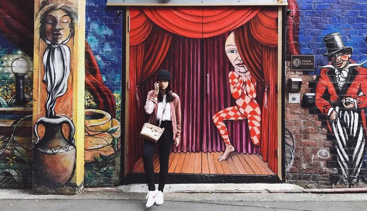 Selanjutnya, gaya simple dan sporty ala Isyana Sarasvati terlihat begitu memikat lantaran ia mengenakan celana hitam, kaus putih, dan outer pink. Makin sporty lantaran ia mengenakan topi hitam dan sneakers putih. (Instagram/isyanasarasvati)