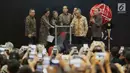 Presiden Joko Widodo (tengah) didampingi Menkeu, Gubernur BI, Menkoperek, Ketua Dewan Komisioner OJK dan Direktur Bursa Efek Indonesia (BEI) saat menutup index saham gabungan 2017 di BEI, Jakarta, Jumat (29/12). (Liputan6.com/Angga Yuniar)