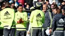 Seluruh pemain Real Madrid hadir dalam sesi latihan yang dipimpin pelatih baru, Zinedine Zidane, Selasa (5/1/2016). (AFP/Gerard Julien)