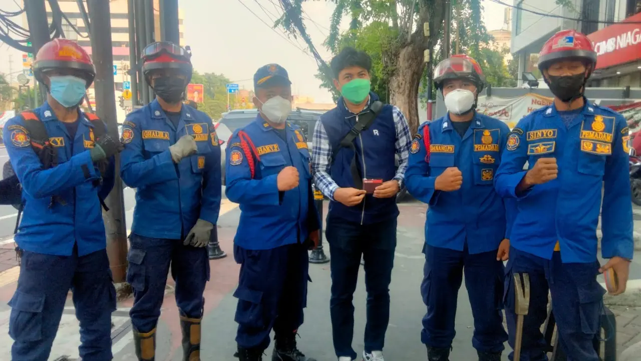 Pemuda ini memanggil petugas Pemadam Kebakaran (Damkar) untuk mengambil ATM yang terjatuh di saluran air