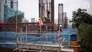 Pekerja menyelesaikan pembangunan proyek Light Rail Transit (LRT) Jabodebek fase I di kawasan Cawang, Jakarta, Senin (14/1). Stasiun tersebut bakal jadi titik transit dari Bekasi Timur ke Cibubur atau Bekasi Timur-Dukuh Atas. (Liputan6.com/Faizal Fanani)