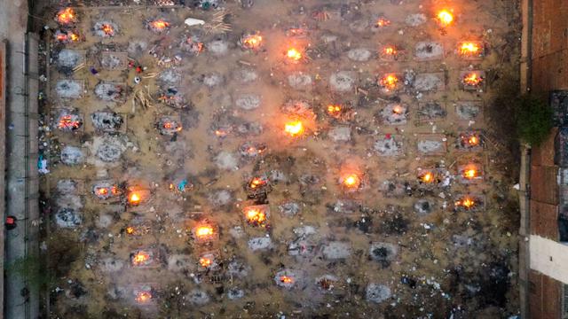 FOTO: India Kremasi Massal Korban COVID-19