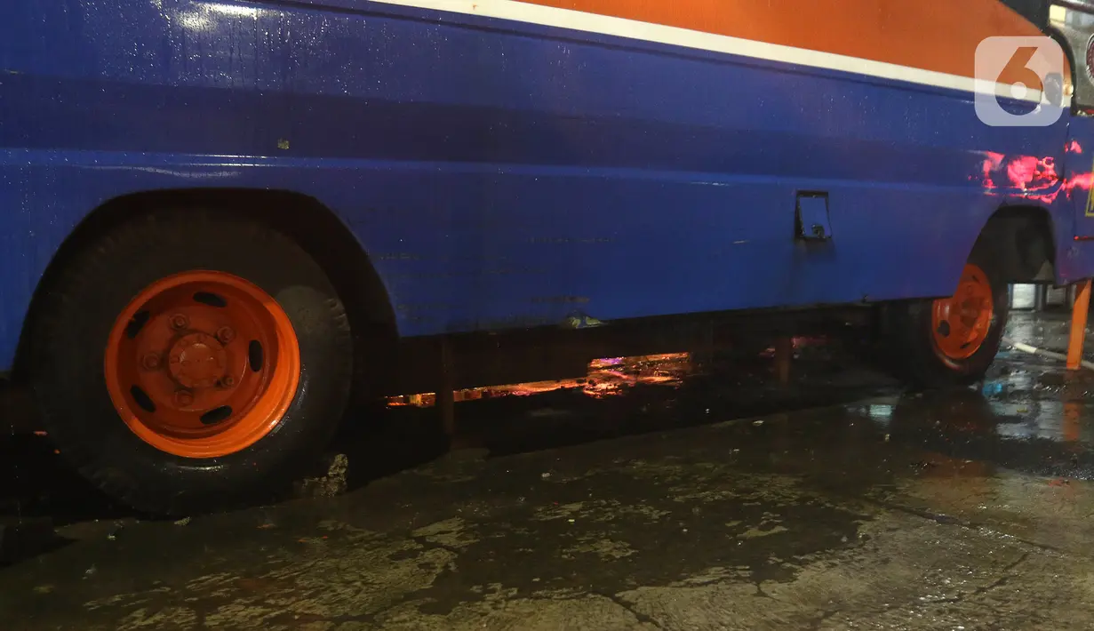 Kondisi armada di kafe yang menggunakan angkutan metromini di Bekasi, Jawa Barat, Kamis (15/4/2021). Kafe ini berinovasi di tengah pandemi COVID-19 dengan menggunakan armada metromini yang sudah tidak terpakai sebagai tempat makan pengunjung. (Liputan6.com/Herman Zakharia)