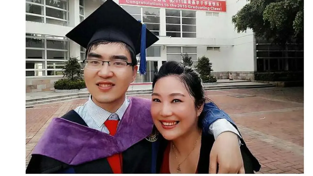 Zou Hongyan memilih merawat anaknya yang merupakan penyandang disabilitas hingga jadi sarjana