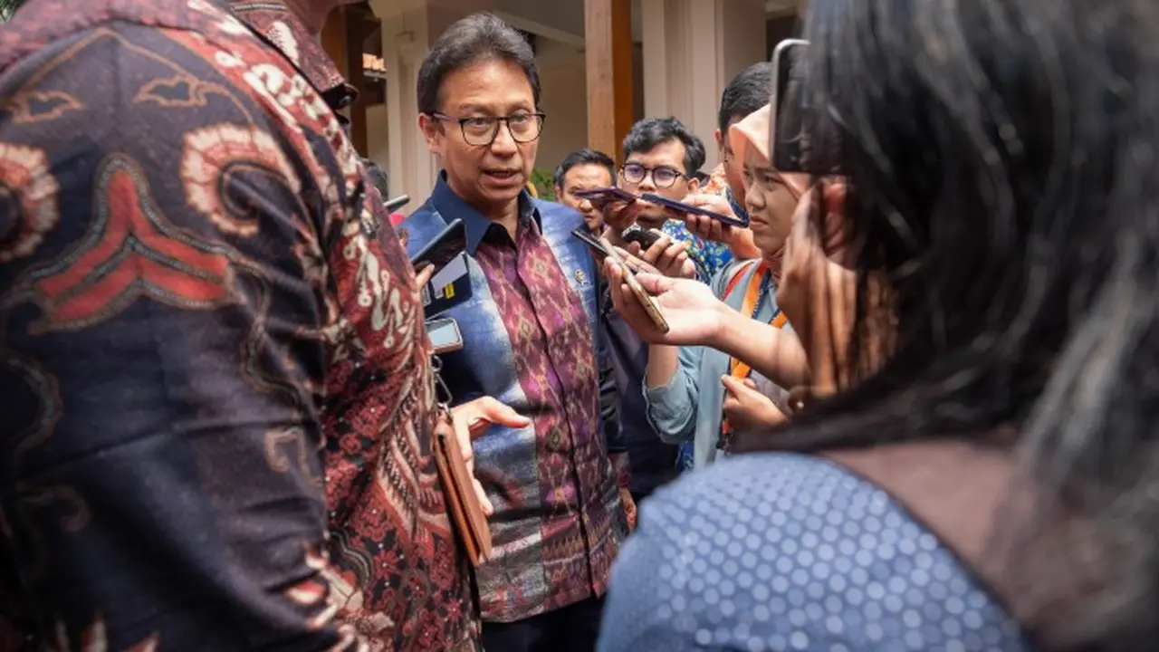 Menteri Kesehatan RI Budi Gunadi Sadikin bicara soal penanganan polusi udara Jakarta usai menghadiri pemberian 'Penghargaan Bagi Tenaga Kesehatan Teladan di Fasyankes, SDM Kesehatan Teladan Non Pemerintah dan Kader Berprestasi Tahun 2023' di Hotel Sultan Jakarta pada Selasa, 15 Agustus 2023. (Dok Kementerian Kesehatan RI/JA)