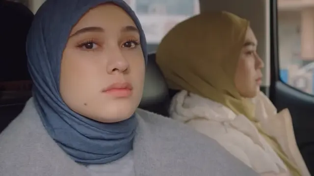 Yasmin Napper sebagai Aisha dalam film Assalamualaikum Beijing 2: Lost in Ningxia. (Foto: Dok. Imperial Pictures/ Pilar Films/ Rumpi Entertainment)