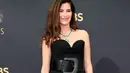 Kathryn Hahn dalam balutan jumpsuit hitam dari Lanvin. Jumpsuit ini memiliki detail belt dengan ukuran super besar. Foto: Instagram @emmy_awards2021.