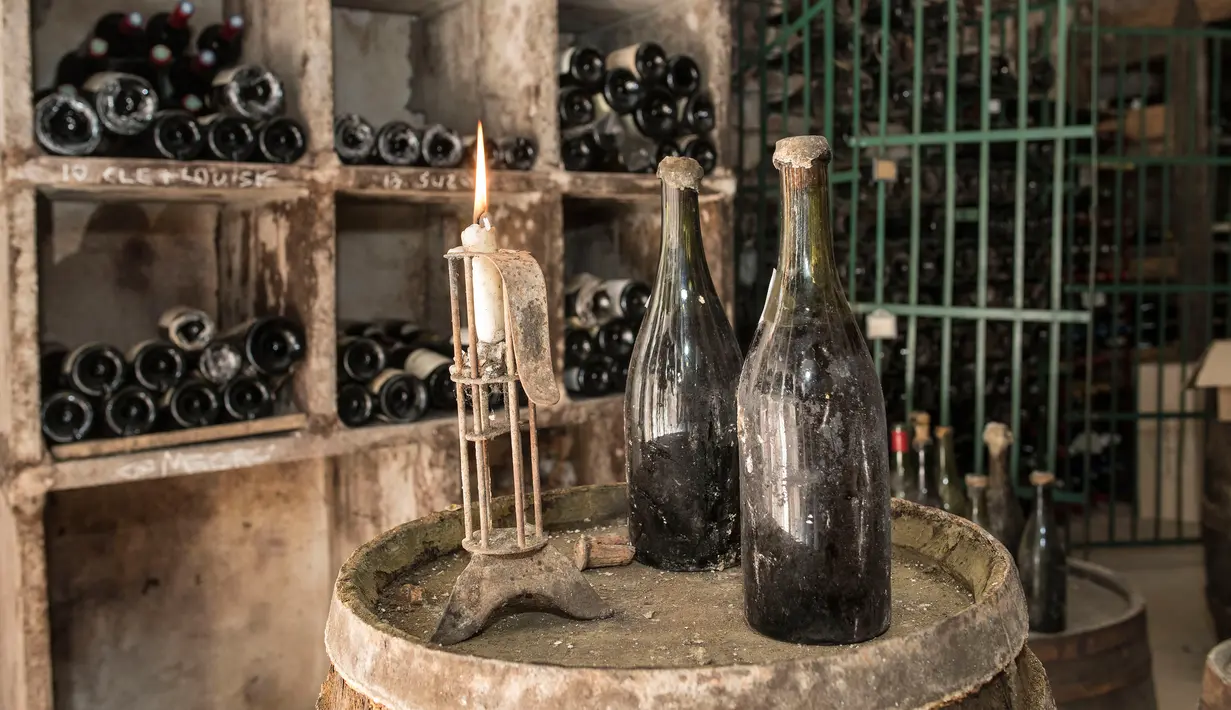 Dua botol anggur "Vin Jaune" tahun 1774 terlihat di Arbois, Perancis timur (22/5). Tiga botol anggur produksi tahun 1774 akan dijual pada 26 Mei 2018, selama lelang. (AFP Photo/Sebastian Bozon)