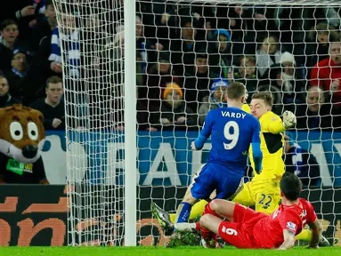 Kiper Liverpool, Simon Mignolet gagal menghalau bola tendangan penyerang Leicester City, Jamie Vardy pada lanjutan liga Inggris di King Power Stadium, Leicester, (3/2/2016). Leicester menang atas Liverpool dengan skor 2-0. (Reuters/Jason Cairnduff)