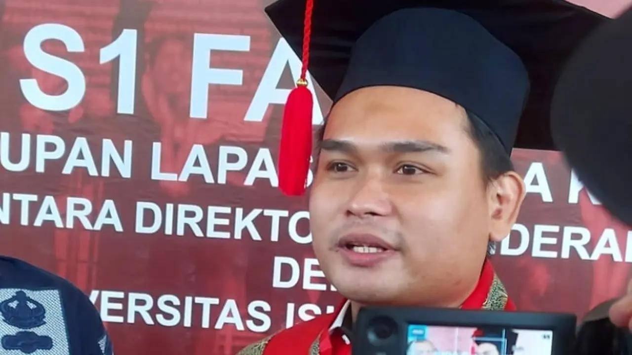 Salah satu wisudawan dari Universitas Islam Syekh Yusuf (UNIS) Tangerang.