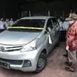 Tim Penyelidik dari Komnas HAM didampingi penyidik Polda Metro Jaya melakukan pemeriksaan mobil yang digunakan oleh polisi dan enam laskar Front Pembela Islam (FPI) dalam insiden Tol Jakarta-Cikampek KM 50 di Polda Metro Jaya, Jakarta, Senin (21/12/2020).