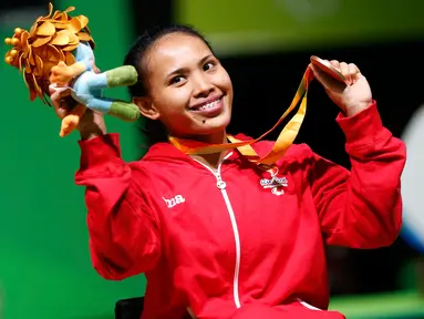Atlet Indonesia, Ni Nengah Widiasih berpose memegang medali perunggu yang diraihnya pada cabang angkat berat di kelas -41 kg, di Paralimpiade 2016 Rio de Janeiro, Kamis (8/9). Ni Nengah sukses mengangkat beban seberat 95 kg. (REUTERS/Ueslei Marcelino)