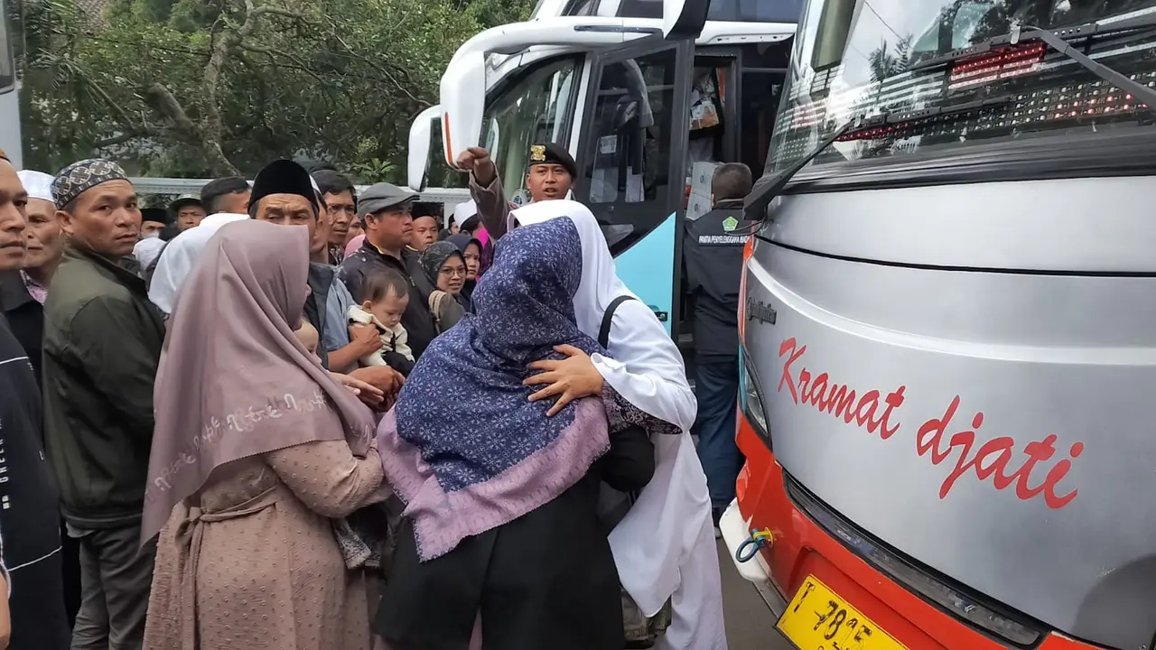 Ratusan keluarga penjemput jemaah haji asal Garut, nampak menyemut menjemput keluarga mereka di Gedung Pendopo Garut, Sabtu (23/6/2024). (Liputan6.com/Jayadi Supriadin)