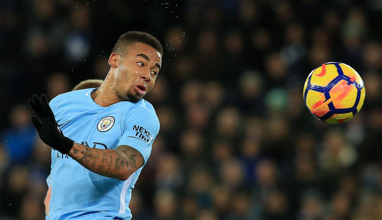 Striker Manchester City, Gabriel Jesus, menyundul bola saat pertandingan melawan Leicester City pada laga Premier League di Stadion King Power, Sabtu (18/11/2017). Manchester City menang 2-0 atas Leicester City. (AFP/Lindsey Parnaby)