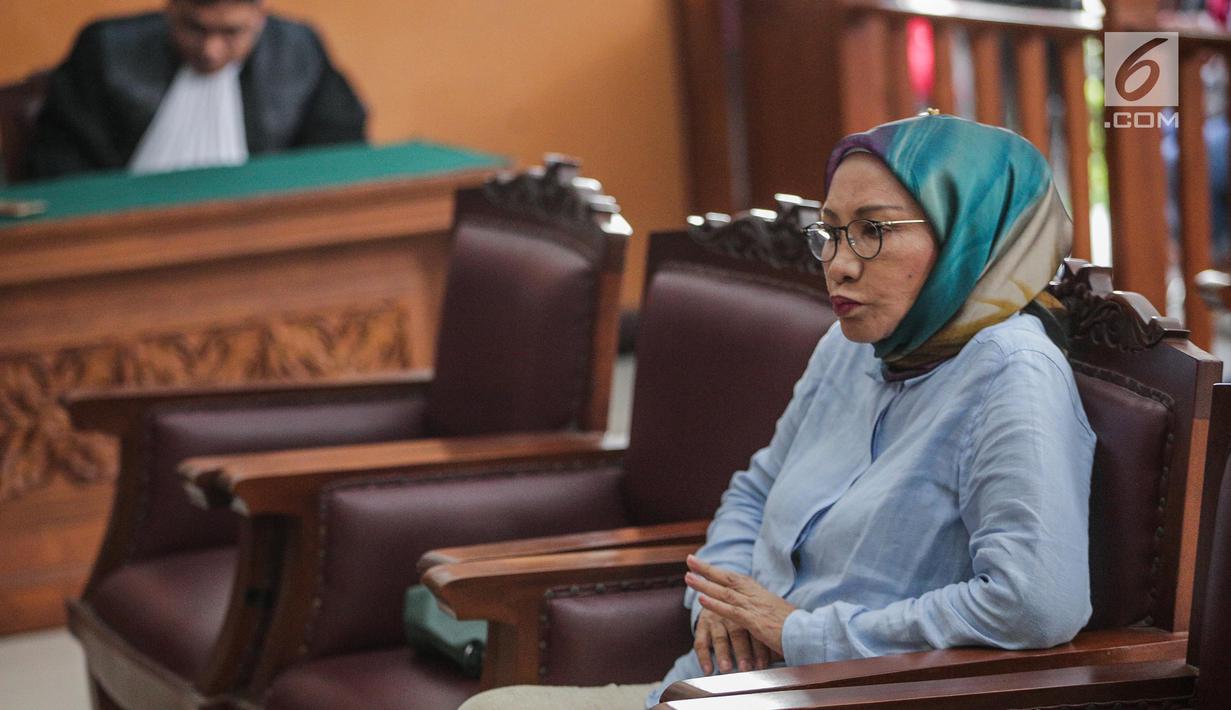 Terdakwa kasus dugaan penyebaran berita bohong atau hoaks Ratna Sarumpaet menjalani sidang dengan agenda pembacaan tuntutan oleh Jaksa Penuntut Umum di PN Jakarta Selatan, Selasa (28/5/2019). Ratna dituntut 6 tahun penjara di kasus penyebaran berita bohong atau hoaks. (Liputan6.com/Faizal Fanani)