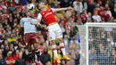 Striker Aston Villa, Wesley (kiri) berebut bola udara dengan gelandang Arsenal, Granit Xhaka selama pertandingan lanjutan Liga Inggris di Stadion Emirates, London (22/9/2019). Arsenal menang tipis atas Aston Villa 3-2. (AFP Photo/Tolga Akmen)