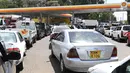 Pengemudi mengantre bahan bakar di pom bensin Shell di Nairobi pada 4 April 2022. Pengendara bermotor di Kenya mengalami kekurangan bahan bakar dengan antrean berjam-jam dan penjatahan ketat yang dapat diperoleh pelanggan saat pompa bensin di seluruh negeri mengering. (Simon MAINA / AFP)