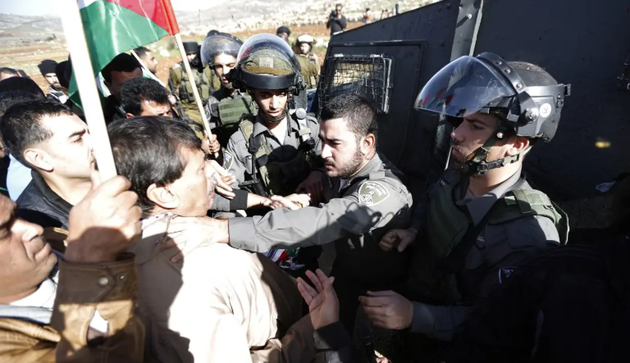 Menteri Palestina Ziad Abu Ein dilaporkan tewas usai bentrok dengan tentara Israel. Dia disebutkan meninggal karena terluka akibat bentrokan pada Rabu (10/12/2014). (AFP PHOTO/Abbas Momani)