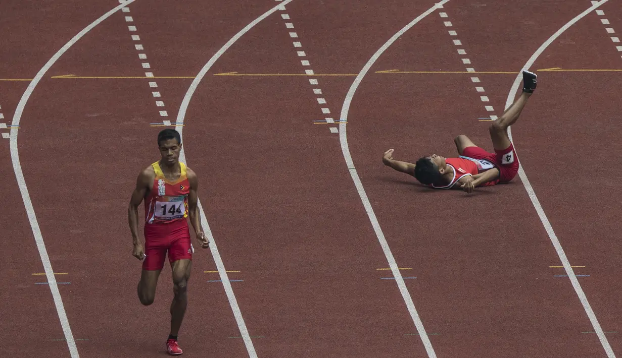 Pelari Indonesia, Sapto Yogo Purnomo, terjatuh saat tanding pada Asian Para Games cabang atletik nomor lari 400 meter T37 di SUGBK, Jakarta, Rabu (10/10). (Bola.com/Vitalis Yogi Trisna)
