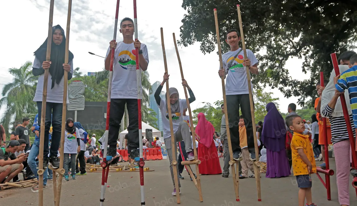 Engrang adalah salah satu olahraga rekreasi yang akan dipertandingkan pada Tafisa Games 2016 di Jalan Sudirman, Jakarta, (25/9/2016). (Bola.com/Nicklas Hanoatubun)
