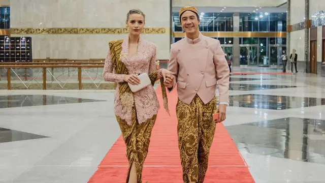 7 Potret Daniel Mananta dan Istri Kompak Pakai Baju Adat Jawa, Banjir Pujian