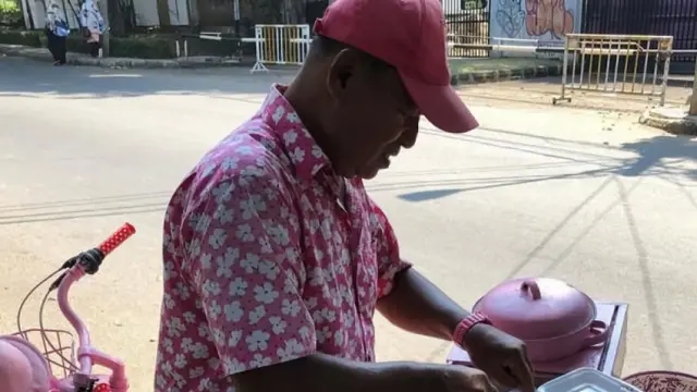 6 Potret Baju Nyentrik Para Penjual Makanan Ini Bikin Geleng Kepala