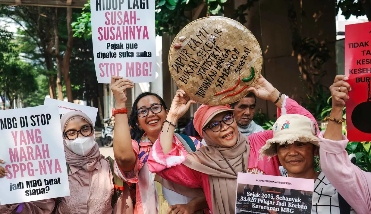 Perempuan membawa peralatan dapur dan memajang poster saat aksi protes menuntut pemerintah mengkaji ulang program Makan Bergizi Gratis (MBG), menurunkan harga Bahan Bakar Minyak (BBM), dan membuka lebih banyak lapangan kerja bagi perempuan, di Jakarta, Kamis 18 Juni 2026. (BAY ISMOYO/AFP)