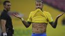 Neymar menunjukkan perutnya yang sixpack usai menjebol gawang peru dalam babak kualifikasi Piala Dunia 2022. (Foto: AFP/Nelson Almeida)