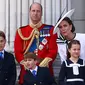 (Kiri-Kanan) Pangeran George, Pangeran William, Pangeran Louis, Kate Middleton, dan Putri Charlotte berdiri di balkon Istana Buckingham setelah menghadiri Parade Ulang Tahun Raja "Trooping the Colour" di London pada 15 Juni 2024. (HENRY NICHOLLS/AFP)