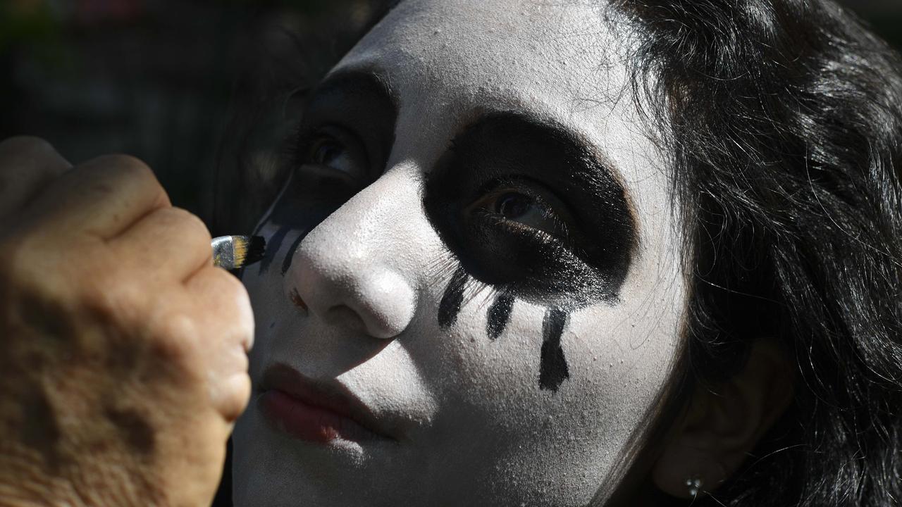 Berdandan Seperti Hantu, Sejumlah Wanita Tuntut Hilangnya 43 Siswa