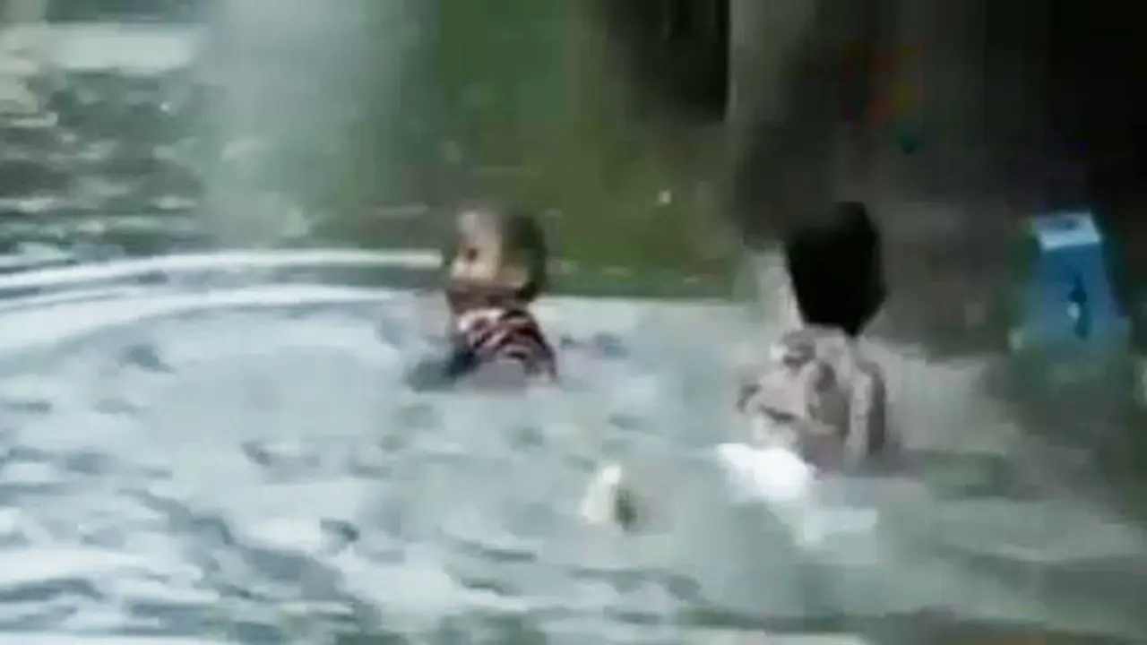 Banjir Karawang Rendam Rumah hingga Manfaat Makan dengan Tangan