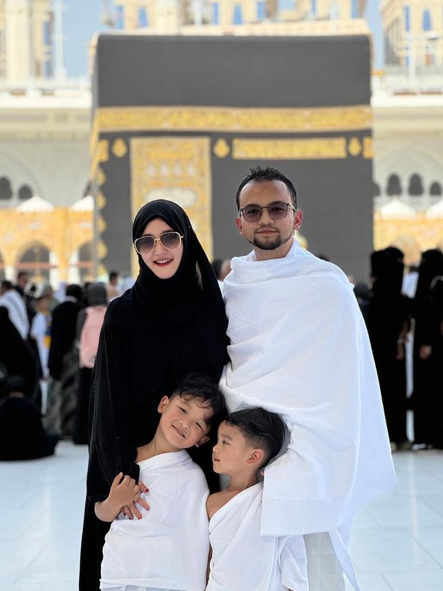 6 Potret Kayla Nadira dan Suami, Kakak Ipar Gus Zizan yang Juga Nikah Muda