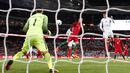 Pemain Inggris, Chris Smalling, saat mencetak gol ke gawang Portugal dalam laga persahabatan di Stadion Wembley, London, Kamis (2/6/2016). (AFP/Adrian Dennis)