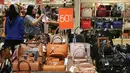 Pengunjung memilih tas dengan potongan harga pada pembukaan Centro Department Store di Pesona Square Depok, Kamis (20/12). Sensasi berbelanja offline tetap menjadi pilihan konsumen di penghujung tahun. (Liputan6.com/Fery Pradolo)