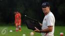 Pelatih Persija, Paulo Camargo bersiap memberikan materi latihan di NYTC Sawangan, Depok (24/2/2016). Latihan ini persiapan Persija mengarungi turnamen Piala Bhayangkara dan Indonesia Super Competition (ISC) 2016. (Liputan6.com/Helmi Fithriansyah)