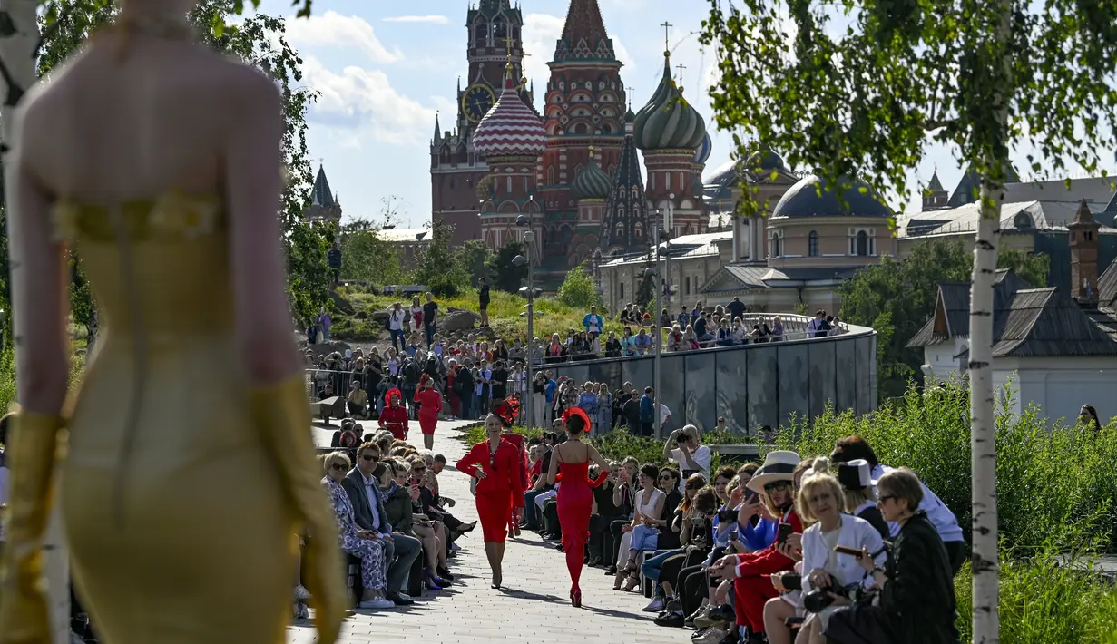 Seorang model menampilkan koleksi karya desainer Rusia Slava Zaitsev selama pembukaan Fashion Week di Zaryadye Park, Moskow, Rusia, Senin (20/6/2022). Desainer berbakat memiliki kesempatan untuk ambil bagian dalam Moscow Fashion Week secara gratis. (AP Photo)