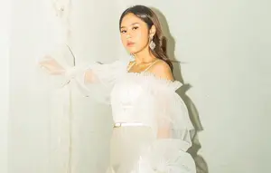 Nadin Amizah kerap menggunakan dress untuk pakaian sehari-hari atau busana panggung. Style yang satu ini bisa ditiru untuk menghadiri acara formal. [Instagram/cakecaine]