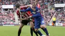Pemain belakang Sunderland, Santiago Vergini (kiri), mencoba menahan laju pergerakan penyerang Manchester United, Wayne Rooney, di laga lanjutan Liga Primer Inggris di Stadium of Light, (24/8/2014). (REUTERS/Andrew Yates)