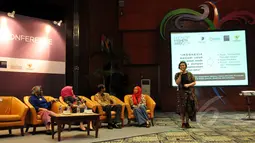 Dina Midiani selaku direktur IFW memberikan keterangan pers jelang Indonesia Fashion Week 2015 di Gedung Sapta Pesona, Jakarta, Selasa (17/2). (Liputan6.com/Panji Diksana)