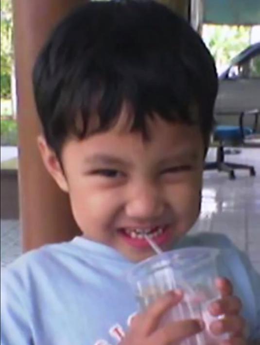 Arie Nugroho salah satu anak tunggal artis yang curi perhatian sejak awal debutnya pada tahun 2021 lalu. Tidak mendompleng nama dan popularitas ibunda, banyak yang tak tahu jika Arie Nugroho adalah anak Windy Wulandari. Punya ibu seorang artis, Arie Nugroho tentunya bisa banyak belajar dengan ibunda yang sudah 25 tahun berkecimpung di dunia seni peran Tanah Air. (Liputan6.com/IG/@windyario)