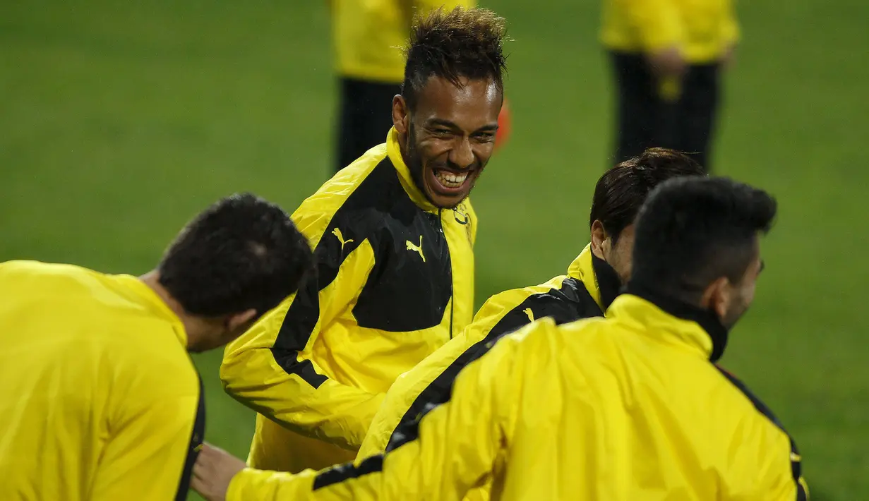 Striker Dortmund, Pierre-Emerick Aubameyang melakukan pemanasan jelang laga Liga Europa melawan FK Qabala di Stadion Backcell Arena, Azerbaijan, Jumat (23/10/2015). (Reuters/David Mdzinarishvili)