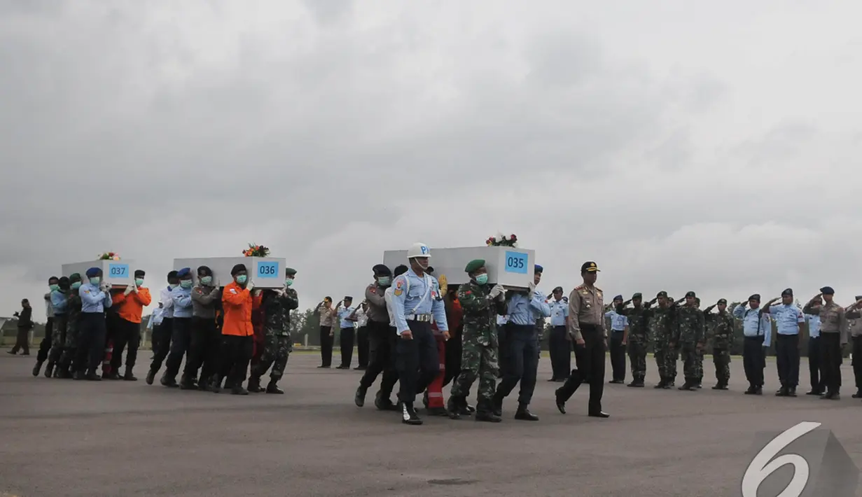 Petugas membawa peti berisi jenazah penumpang AirAsia QZ8501, Pangkalan Bun, Kalteng, Senin (5/1/2015). (Liputan6.com/Herman Zakharia)