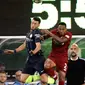 Penyerang Manchester City, Jack Harrison berebut bola udara dengan bek Liverpool Nathaniel Clyne saat bertanding pada International Champions Cup di East Rutherford, N.J. (25/7). Liverpool menang 2-1 atas City. (AP Photo/Julio Cortez)