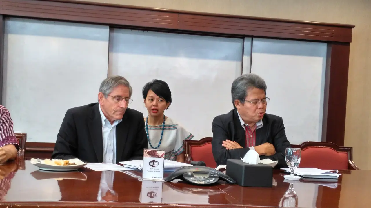 Presiden of Campaign for Tobacco-Free, Matthew L. Myers membahas rokok di kawasan SCBD, Jakarta pada Senin (25/7/2016).