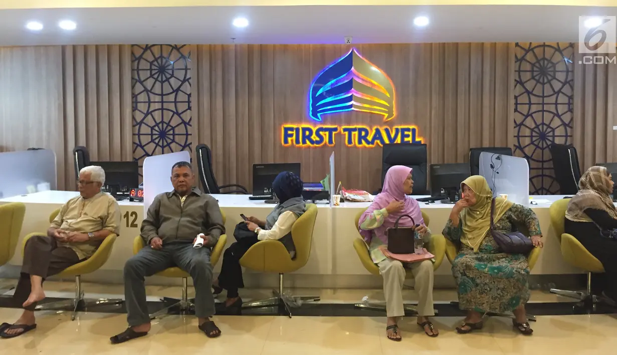 Puluhan calon jemaah Umrah mendatangi Kantor First Travel di GKM Green Tower, Jakarta, Kamis (27/7). Mereka menunggu kepastian keberangkatan hingga mengajukan pengembalian dana. (Liputan6.com/Immanuel Antonius)