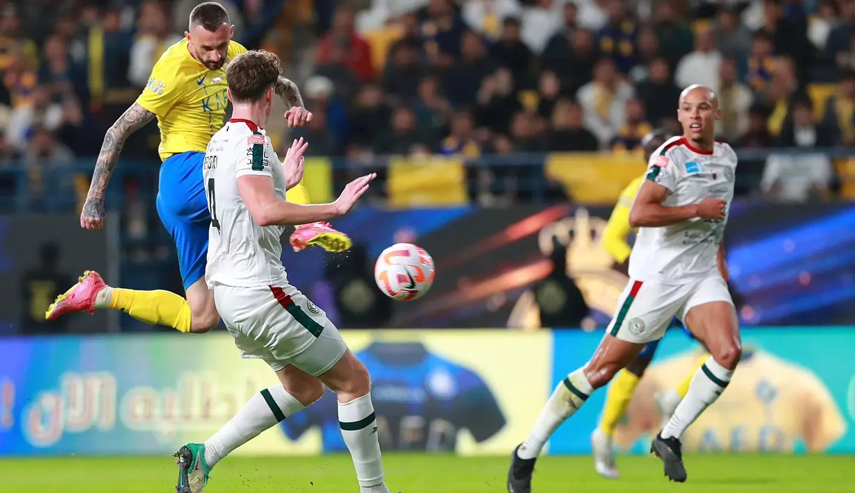 Pemain Al Nassr, Marcelo Brozovic (kiri), menendang bola yang membuahkan gol kedua ke gawang Al Ettifaq dalam pertandingan lanjutan Saudi Pro League 2023/2024 yang berlangsung di Al Awwal Park, Jumat (22/12/2023). (X/Al Nassr FC)