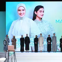 Wardah mempraktikkkan 5 tren makeup look berbeda pada panggung Indonesia Fashion Week 2023. (Doc/Wardah)
