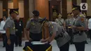 Kapolri Idham Azis menyaksikan penandatangan pakta integritas oleh pejabat lama Kapolda Metro Jaya Komjen Pol Gatot Eddy Pramono disaksikan pejabat baru Kapolda Metro Jaya Irjen Pol Nana Sujana saat Serah Terima Jabatan Kapolda Metro Jaya di Jakarta, Selasa (7/1/2020). (merdeka.com/Imam Buhori)