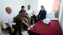 Menko PMK, Puan Maharani (kiri) bersama CdM Asian Games 2018 Komjen Pol Syafruddin (kedua kiri) dan Ketua INASGOC Erick Thohir meninjau fasilitas kamar tidur Wisma Atlet Asian Games 2018, Jakarta, Minggu (4/2). (Liputan6.com/Helmi Fithriansyah)